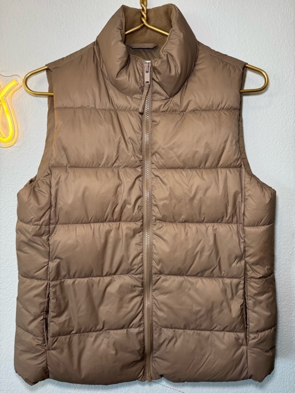 GAP Women's Quilted Puffer Vest - Taupe Brown